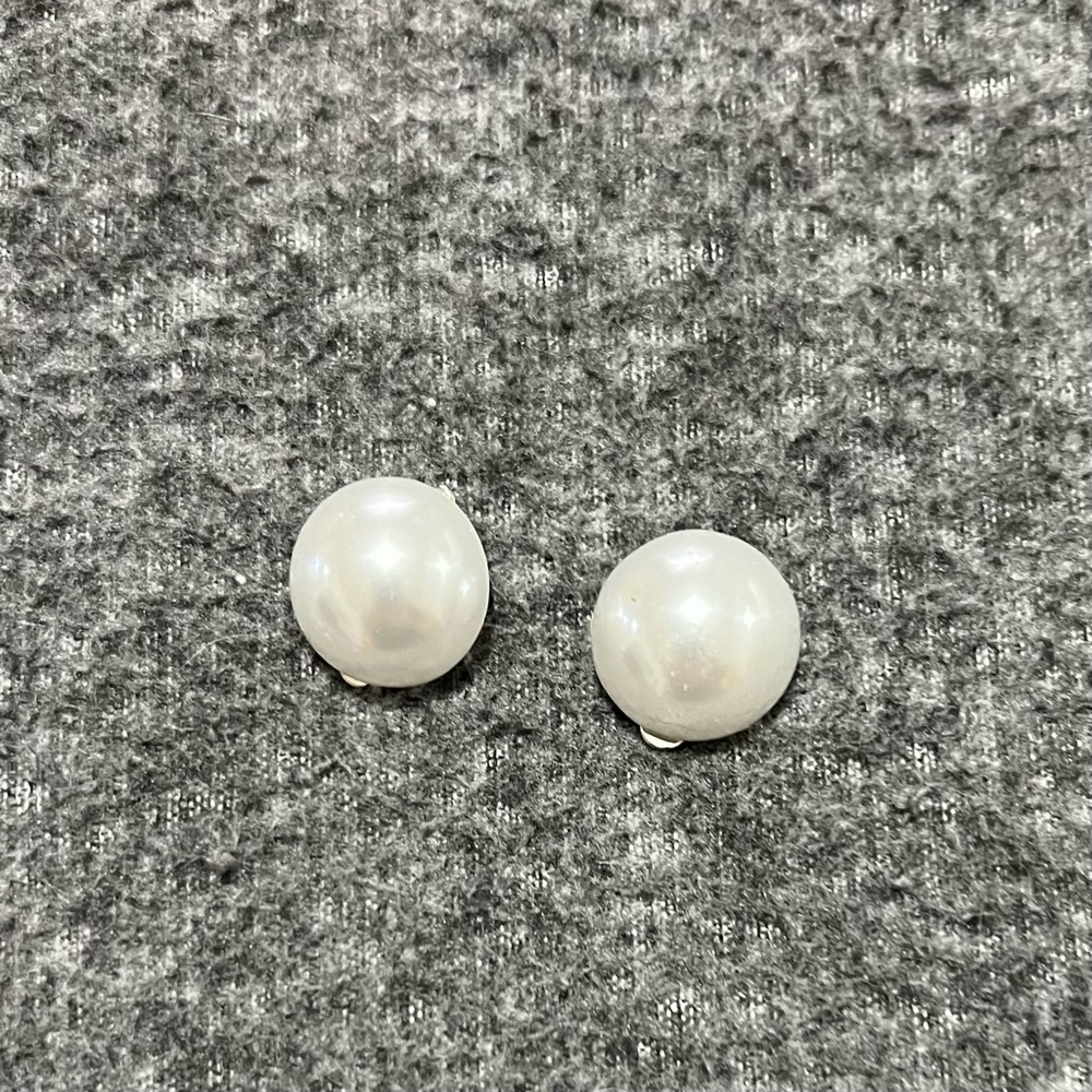 ❗️🆕  White Pearl clip earrings❗️